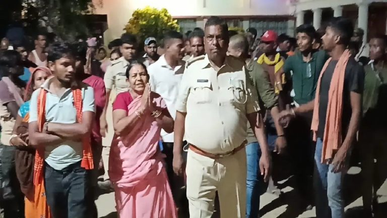Bihar: Villagers attack a police team in Bhagalpur, accuse police of assaulting woman and newborn child while looking for an accused