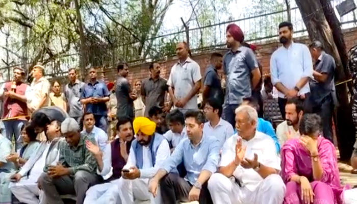 Netizens mock new AAP protest-drama over CBI questioning Kejriwal, point out uninterested Bhagwant Mann scrolling through his phone