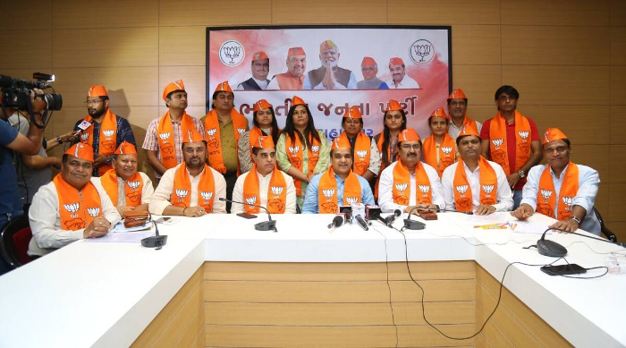 6 more Aam Aadmi Party corporators join BJP in Surat