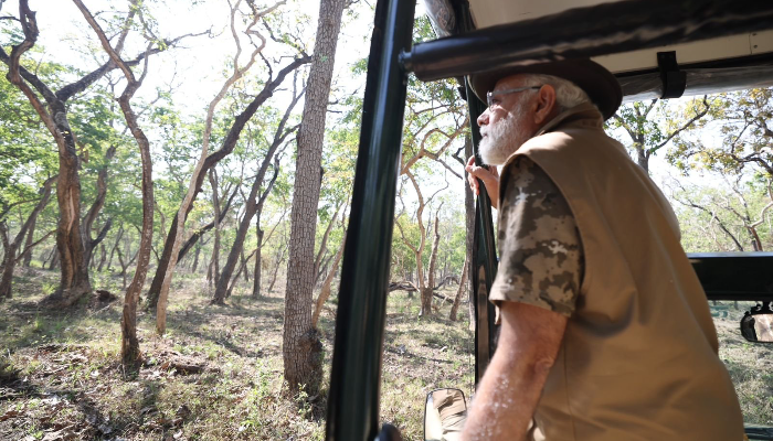 Read more about the article PM Modi visits Bandipur Tiger Reserve in Karnataka, posts stunning photos