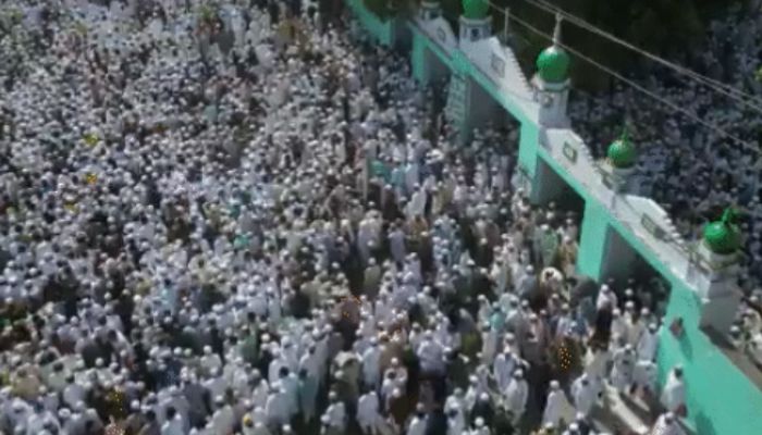 Uttar Pradesh: Case registered against 1700 Muslims for offering Eid namaz on the streets