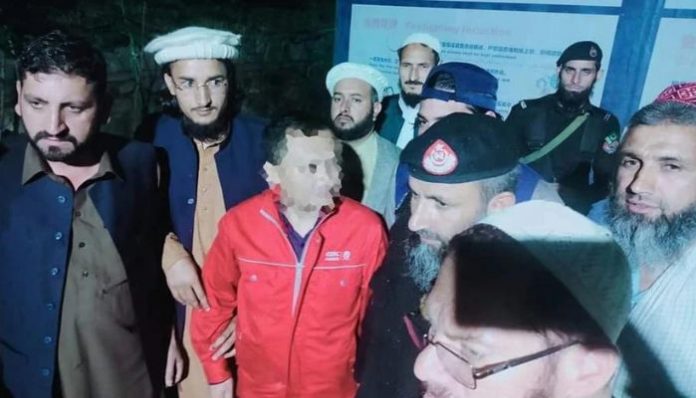 Pakistan: Mob chants 'Sarr Tann se Juda' to avenge blasphemy by Chinese national