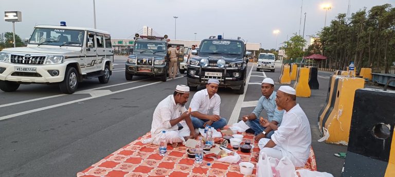 Mamata Banerjee’s close ceric Pirzada Toha Siddiqui holds Iftar feast on a road, Muslim netizens slam him calling it drama and hypocrisy