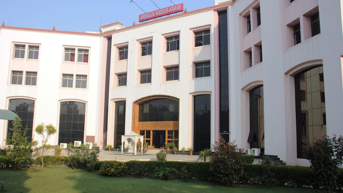 South Delhi school evacuated after bomb threat, search underway