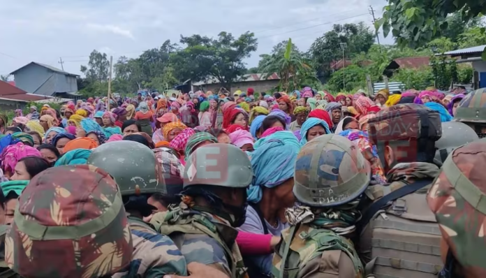 Mob build up in Manipur.