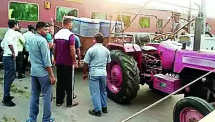 Quick thinking of Rajdhani pilot averts major train accident in Bokaro after a tractor trolley gets stuck at a Railway crossing