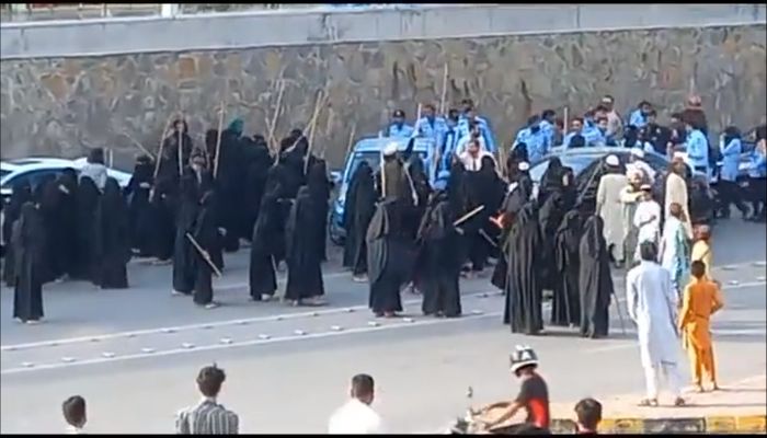 Pakistan: Islamabad police attempt to arrest Maulana Abdul Aziz, gets assaulted by burqa-clad female students of madarsa