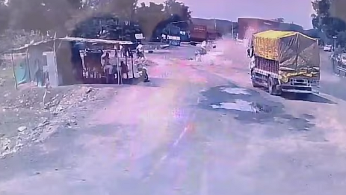 Maharashtra: 15 killed in Dhule after truck crashes into 4 vehicles, rams into hotel
