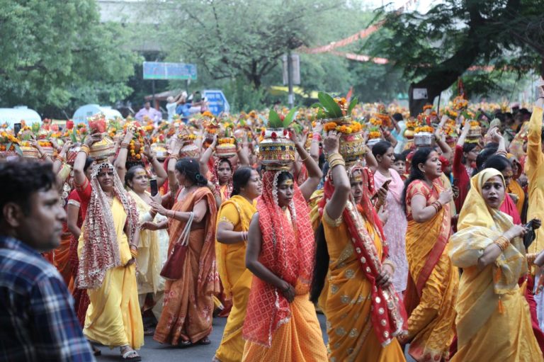 Delhi: 11,000 Women participate in a colourful Kalash Yatra to mark the beginning of Hanuman Katha by Baba Dhirendra Krishna Shastri