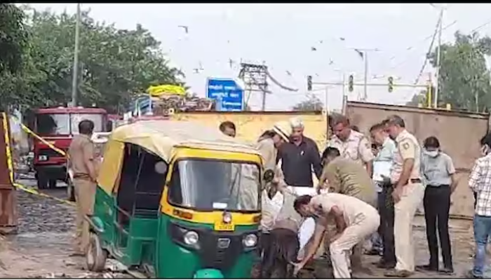Delhi: Autorickshaw driver drowns in a ditch dug by PWD for flyover construction, probe on