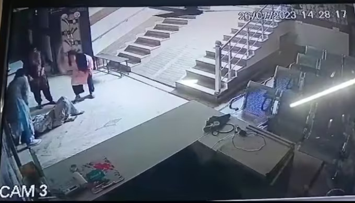 Uttar Pradesh: Woman beaten by Ayesha and her friends at the clinic of their doctor-husband Qasim Ali in Muzaffarnagar, case registered
