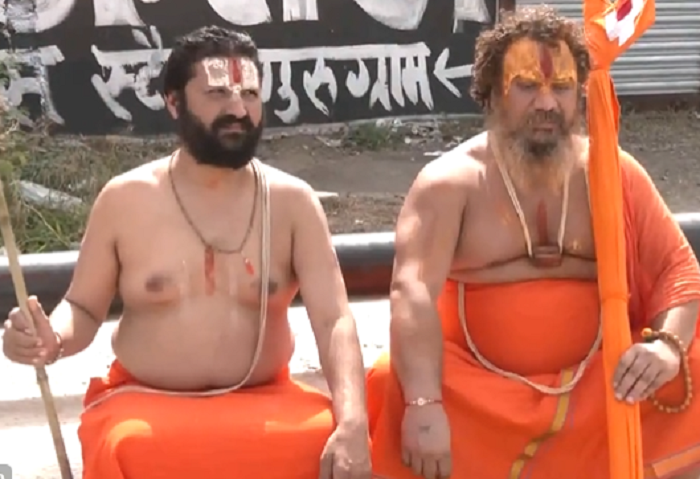 Nuh: Seers from Ayodhya conduct sit-in protest after being stopped from participating in Jalabhishek Yatra