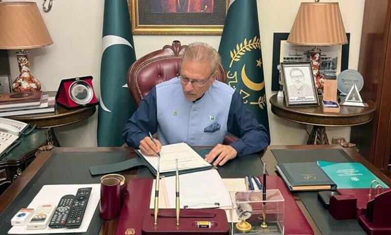 Pakistan’s economy hits rock bottom, but President Alvi focuses on increasing his salary, complains that Chief Justice is getting more