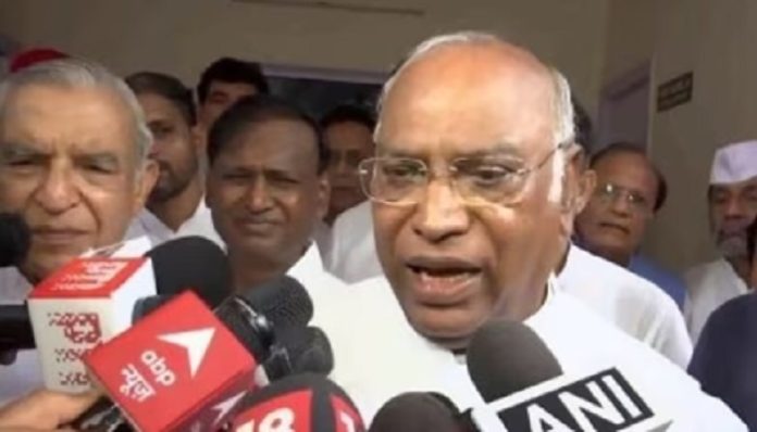Controversy erupts over Kharge's absence on I-day ceremony