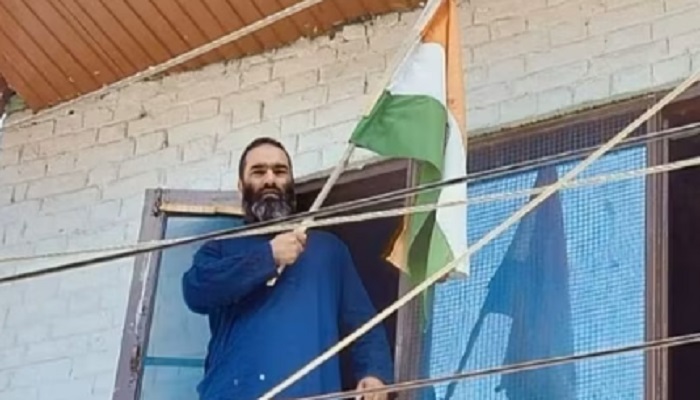 “Saare jahaan se achha Hindustan hamara”, Rayees Mattoo, brother of Hizbul terrorist Javed Mattoo says after waving the Indian flag