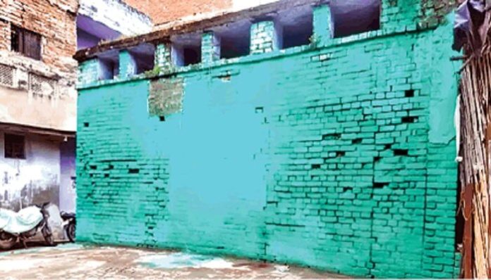 The wall built by the Muslim community.