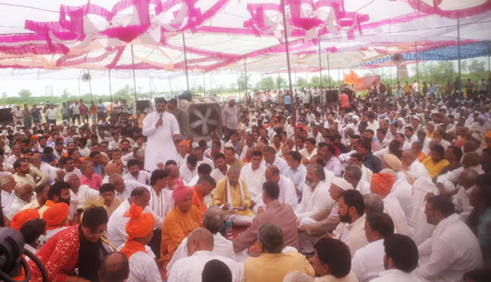 Haryana: Mahapanchayat by Hindu organisations going on in Palwal after police permission was granted, to take call on resuming yatra in Mewat