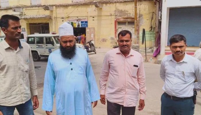 Gujarat: Porbandar Maulvi arrested for forbidding Muslims from saluting the tricolour and singing the national anthem, admits his voice in viral clip