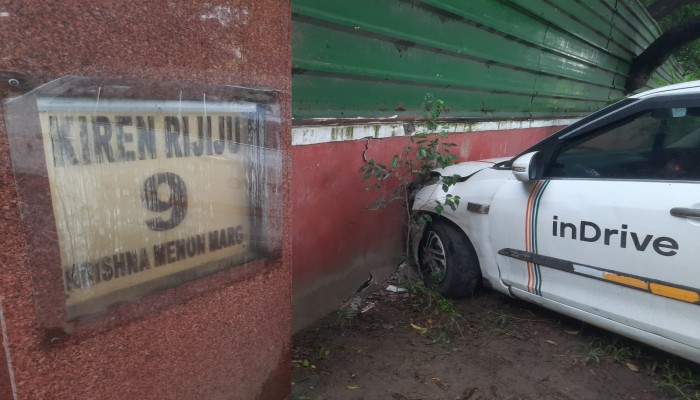 Cab rams into the boundary wall of the residence of Union Minister Kiren Rijiju in Delhi, leaves a gaping hole