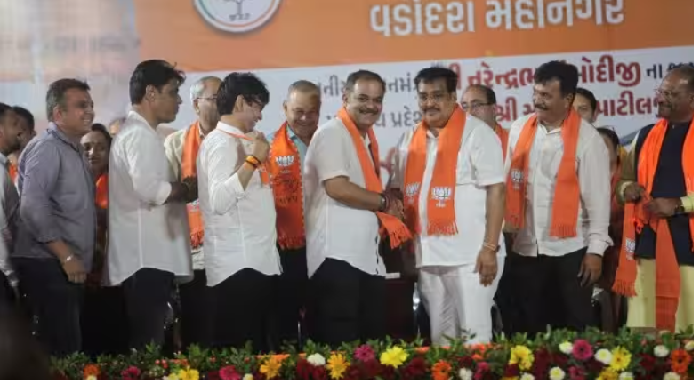 Vadodara: Big blow to Congress as nearly a dozen party leaders join the BJP, organise a mega roadshow