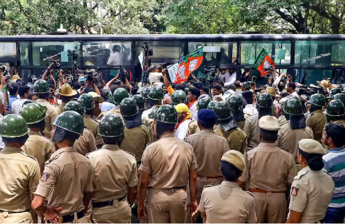 Bengaluru Bandh: Pro-Kannada outfits and farmers protest against govt for releasing Cauvery water to Tamil Nadu, police detains protesters