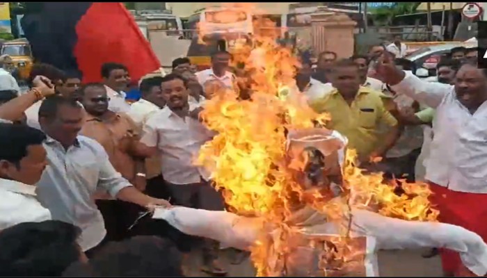DMK workers burn effigy of Ayodhya Seer Paramhans Acharya for announcing bounty on Udhayanidhi Stalin over his ‘eradicate Sanatan’ remark