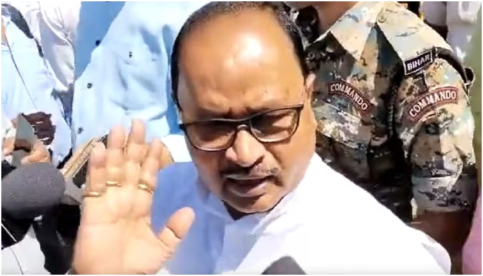 Bihar: JD(U) MLA Gopal Mandal pushes and abuses journalists for asking questions about flaunting a pistol at a hospital