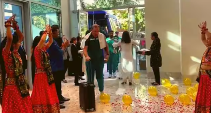 Pakistan team welcomed by dancing Gujarati girls