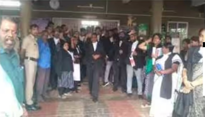 Kerala: Witness Shajahan assaults lawyer on the head, Bar Council stages protest in Nedumangad Court