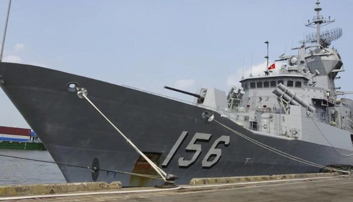 Australian navy divers injured by sonar pulses after Chinese destroyer came near it despite warnings and deployed powerful sonar
