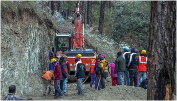 Uttarkashi tunnel collapse: International rescue team reaches Silkyara to save 41 trapped workers; heavy machines transported to aid rescue effort