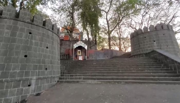 Maharashtra: Man poses as a descendant of Satavahana King to grab Durgadi Fort land near Kalyan, now absconding