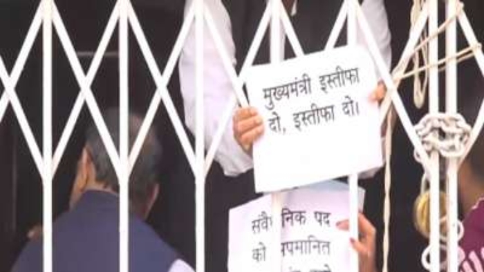 After Nitish Kumar’s outburst against him, Jitan Manjhi and BJP leaders stage protest inside Bihar Assembly premises, demand CM’s resignation