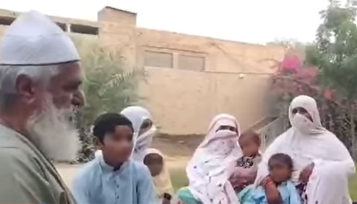 Pir Mian Javed Ahmed converts eleven Hindus to Islam in Pakistan, multiple cases of conversion involving him surface
