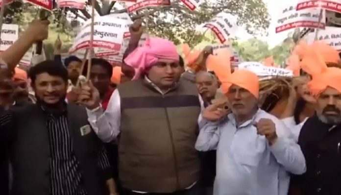 Enraged Jat leaders protest against Congress' Rahul Gandhi over the mimicry row, demand apology, walk towards congress office