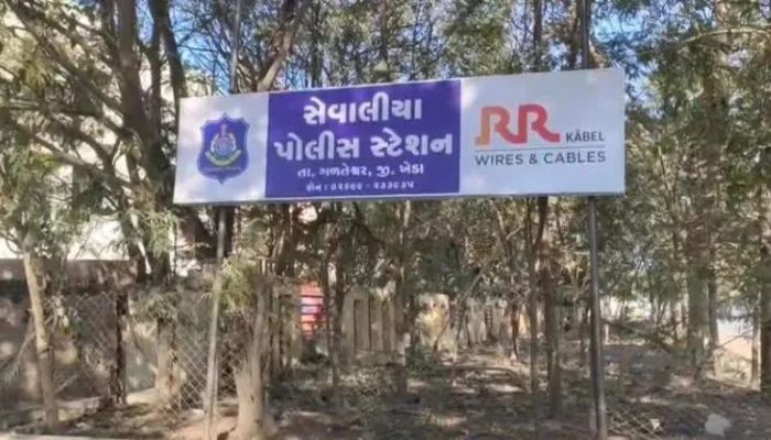 Gujarat: Farooq Pathan of Kheda tries to behead a Hindu woman for refusing his proposal, case filed against the absconding accused