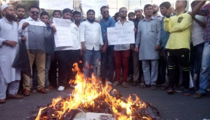 Muslims in Maharashtra protesting against Lokmat over an article on ISIS