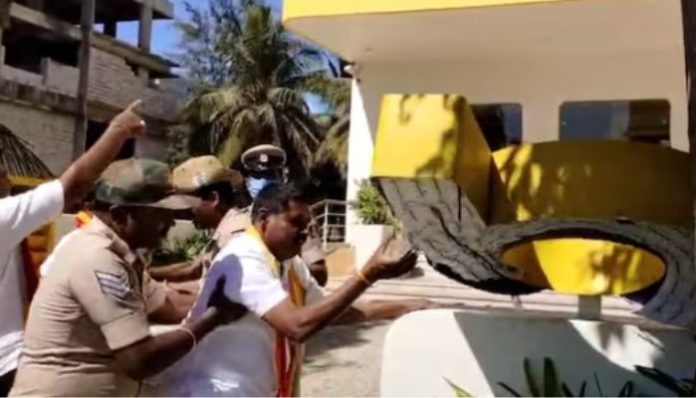 Pro-Kannada groups pelts stones, vandalise properties and take down English signboards, demands business to immediate display signboards in Kannada