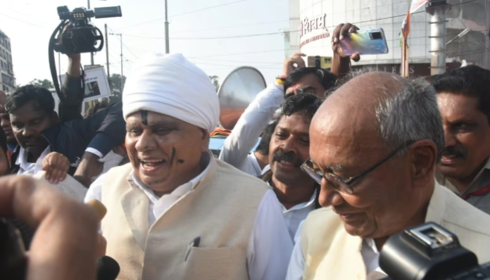 Congress MLA Phool Singh Baraiya with senior leader Digvijaya Singh.