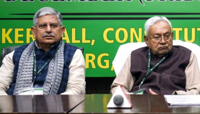 Lalan Singh (L) repeatedly asked Nitish Kumar (R) to accept his resignation from the position of party's national president.