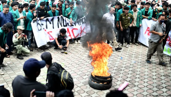 Student protesters stormed an establishment housing Rohingya refugees.