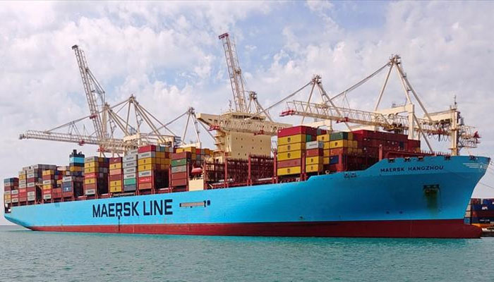 Houthis attack a massive container ship twice in Red Sea, US Navy sinks 3 boats and shoots down 2 ballistic missiles to protect the vessel