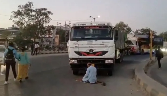 Palanpur, Gujarat: Truck driver Bachal Khan who offered namaz on public road arrested after video went viral