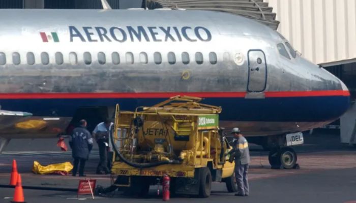 Passenger opens plane’s emergency door and walks on the wing at Mexico City airport, other passengers of the delayed flight praise him for saving their lives