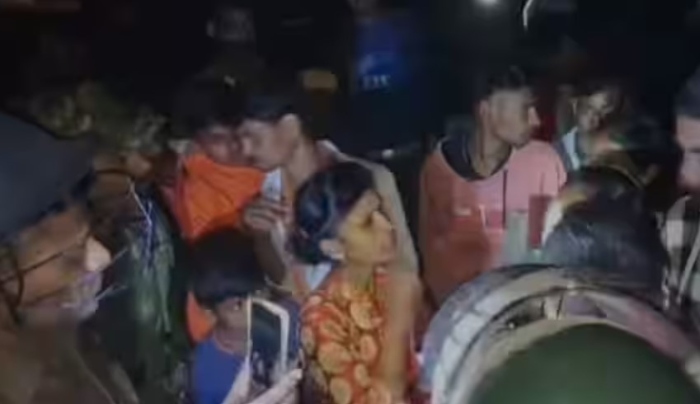 Bihar: Mob throws stone and damages Saraswati idol during immersion; sparks violent clashes, stone pelting and firing between two communities
