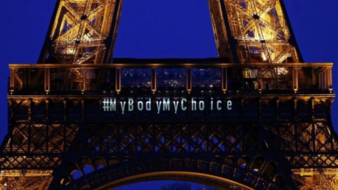 France passes law to make abortion a constitutional right