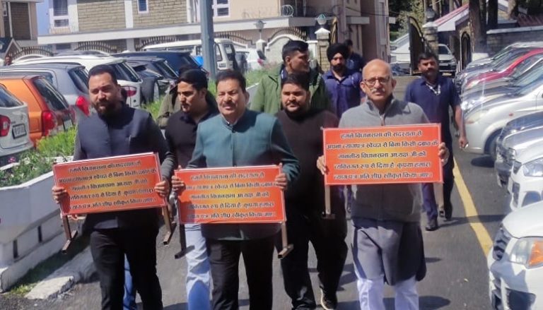 Himachal: 3 independent MLAs protest outside the assembly demanding that the speaker accept their resignations