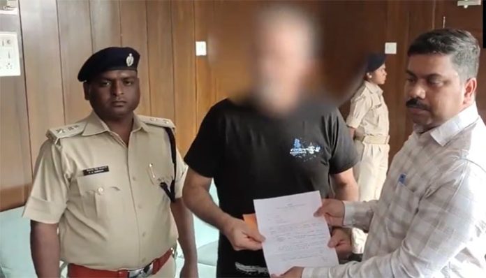 Dumka DC handed over Rs 10 lakhs compensation to gang rape victim