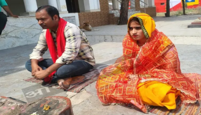 Hina and Mahesh wed each other.