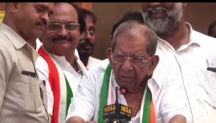 'Only knows how to cook in the kitchen': Karnataka Congress MLA goes on a misogynist tirade against female BJP candidate